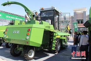 新疆农业机械博览会 大型农机具吸引眼球
